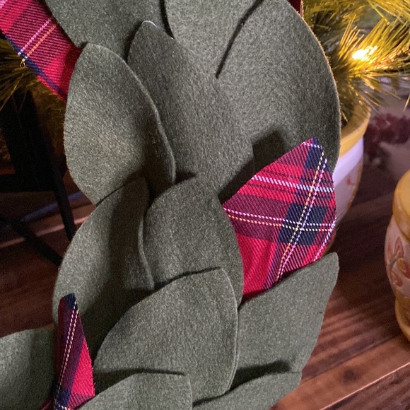 Pottery Barn Kids Whimsical and Festive Plaid Felt Wreath Decor - Picture 7 of 14